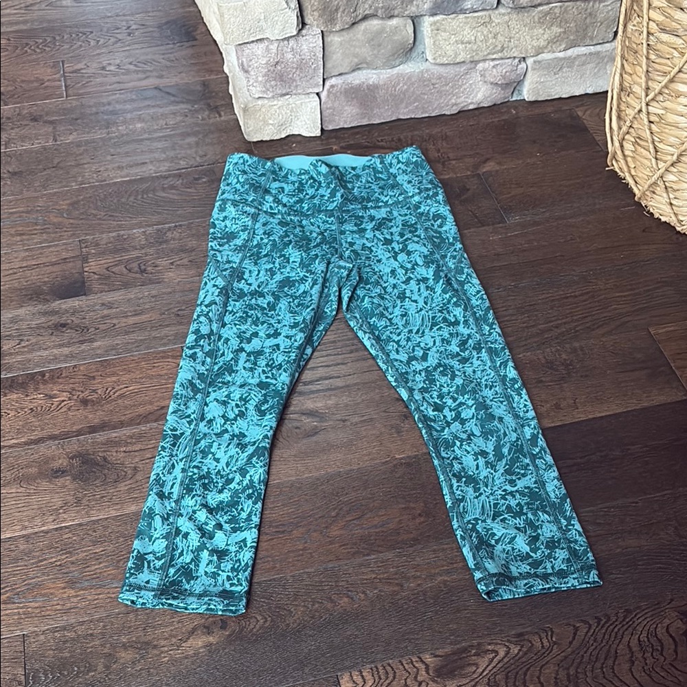 Women’s Under Armour printed leggings size small